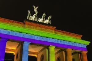 Brandenburger Tor Sascha Morawczik NIKON D7000 Brandenburger Tor in Regenbogenfarben beim Festival of Lights 2012 2012-10-14 20:46:29 Sascha Morawczik f/2.8 1/10sec ISO-800 28mm